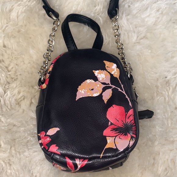 Small Flower Pattern Guess Bag - Picture 3 of 6